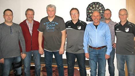 Im Bild von links der Altliga-Vorstand des FCB mit Trainer Steffen Hügerich, Schiedsrichter Dieter Weid, Roland Rech, Volker Köhler, Sportreferent Achim Ruß, Trainer Johannes Bergmann und AH-Leiter Hans Tremel Foto: ht