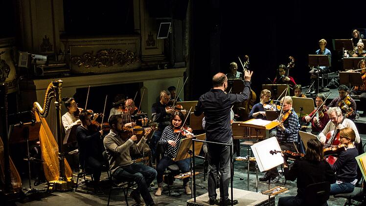 Roland Kluttig erläuterte und dirigierte die Symphonie fantastique von Hector Berlioz beim Concertino im Landestheater Coburg.Foto: Jochen Berger