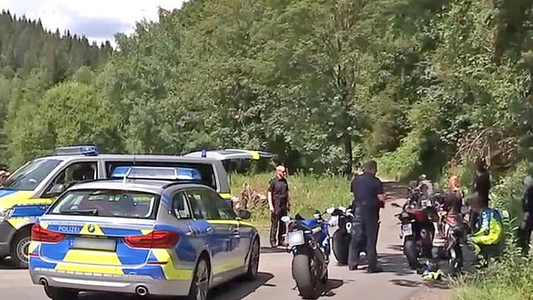Polizeibeamte kontrollieren am Wochenende Motorradfahrer bei Schauberg. Foto: MDR Mediathek