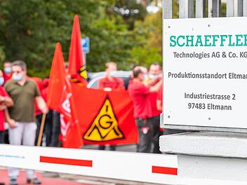 In Eltmann protestierten am Donnerstag um 11.30 Uhr die Mitarbeiter des Werks Eltmann gegen dessen geplante Schließung.Rene Ruprecht