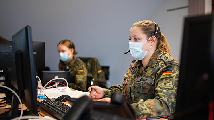 Bei der Kontaktnachverfolgung wird auch das Gesundheitsamt Kulmbach seit einiger Zeit von Kräften der Bundeswehr unterstützt. Symbolbild: Philipp Schulze/dpa