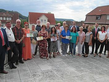 Die  Sparkasse Hammelburg-Euerdorf hat  14 Schulen, Vereine und Institutionen mit einem Geldbetrag bedacht. Die Veranstaltung zur Vergabe organisierten  Sparkassenleiter Matthias Warmuth (links) und seine Mitarbeiterinnen und Mitarbeiter (von rech...