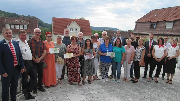 Die  Sparkasse Hammelburg-Euerdorf hat  14 Schulen, Vereine und Institutionen mit einem Geldbetrag bedacht. Die Veranstaltung zur Vergabe organisierten  Sparkassenleiter Matthias Warmuth (links) und seine Mitarbeiterinnen und Mitarbeiter (von rech...