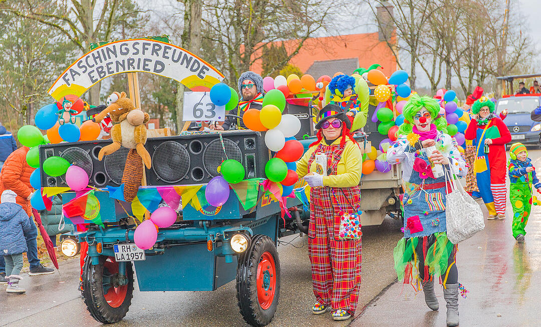 Buntes Faschingstreiben begeistert groß und klein.
