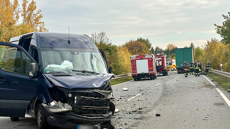 Wagen ger&auml;t beim &Uuml;berholen in Gegenverkehr - Toter bei Unfall auf B13 im Kreis W&uuml;rzburg