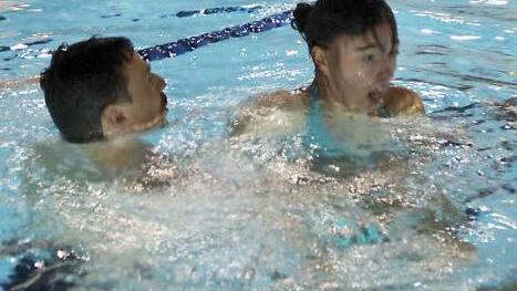 Übung: Die 18-jährige Constanze Schrenk droht zu ertrinken. Doch Stephan Ritter eilt ihr zu Hilfe.