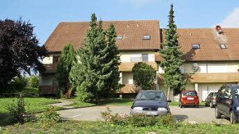 Etwa 50 Menschen in Not, Flüchtlinge aus den Kriegs- und Krisenregionen der Welt, sollen in diesen beiden Häusern in Ebenhausen eine Unterkunft bekommen. Bislang haben hier US-Army-Angehörige gelebt.