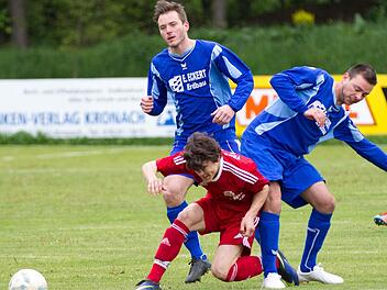 Das Heimspiel gegen den TSV Weißenbrunn Anfang Mai war für den FC Gehülz das vorerst vorletzte in der Kreisliga. Nach dem Abgang mehrerer Leistungsträger wie Kevin Hanna und Johannes Fischer (blaue Trikots, von links) haben die Verantwortlichen beschlossen, dass der FC in der neuen Saison in der A-Klasse spielt. Foto: Archiv/Heinrich Weiß