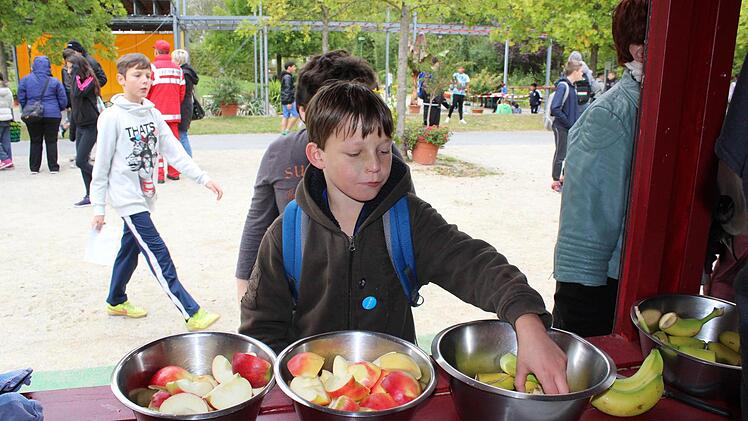 Am Verpflegungsstand sorgten Vitaminbomben f&uuml;r Energie. Foto: Manja von Nida