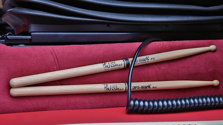 Drum-Sticks mit Phil-Collins-Signatur am Fahrersitz  Foto: privat