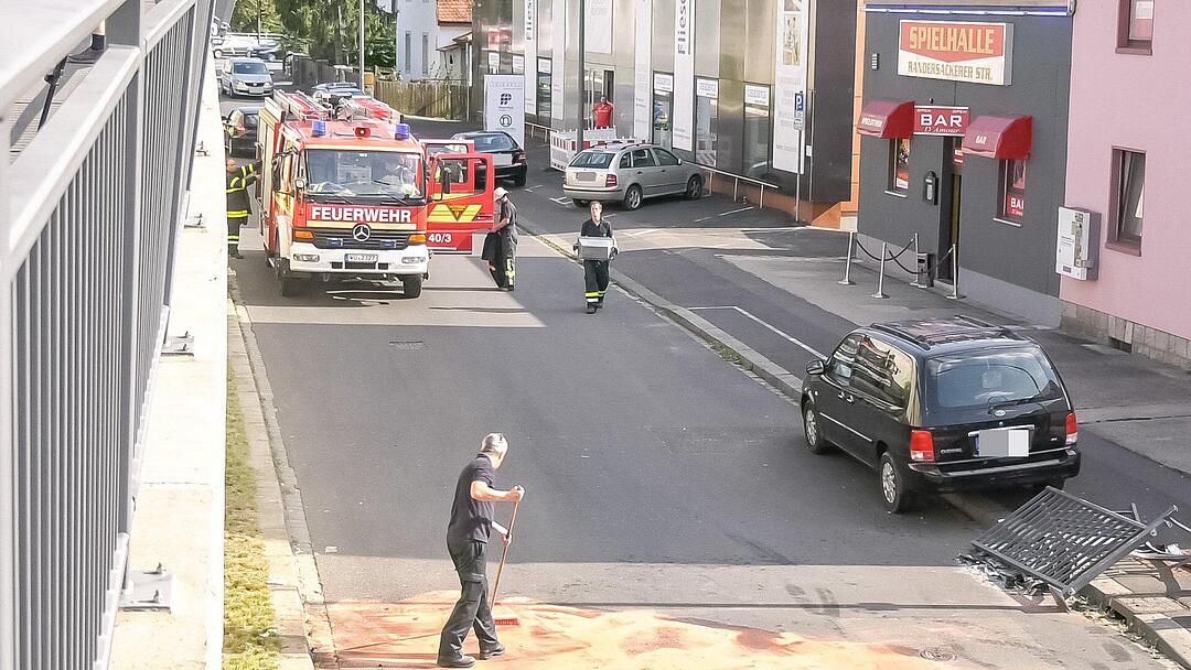 Würzburg: Auto droht nach Unfall von Brücke zu stürzen
