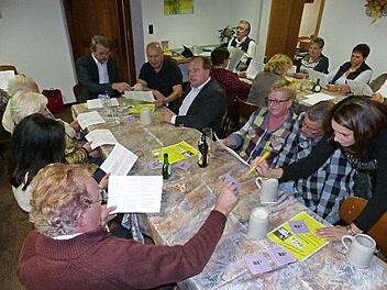 Der "Frankensima" Philipp Simon Goletz (im Hintergrund) beim ersten Wirtshaussingen im "Wirtshäusla" in Grafengehaig  Foto: Klaus-Peter Wulf