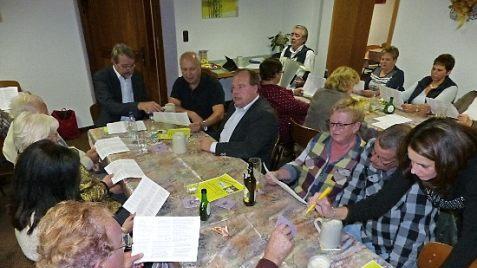 Der "Frankensima" Philipp Simon Goletz (im Hintergrund) beim ersten Wirtshaussingen im "Wirtshäusla" in Grafengehaig  Foto: Klaus-Peter Wulf