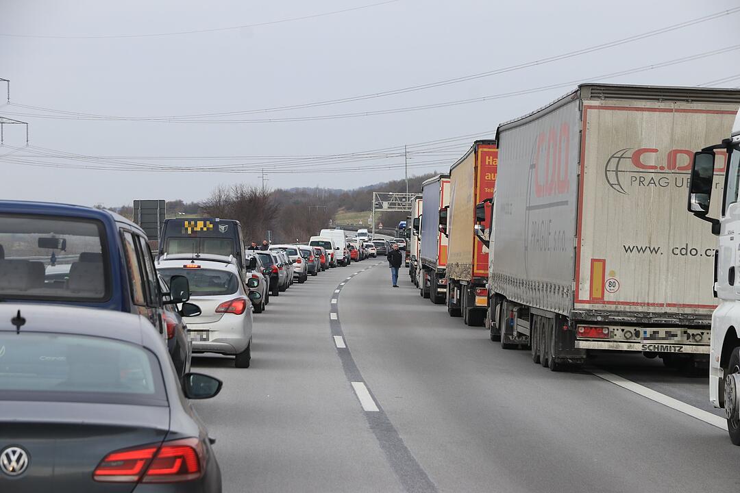 Unfall auf A70 bei Viereth: Mann steigt aus Auto aus und wird von Lkw erfasst