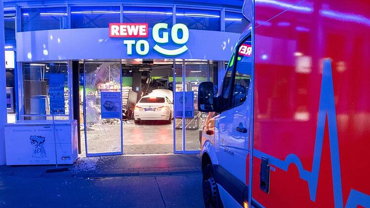 Ein kurioser Unfall hat sich in der Nacht auf Dienstag in Bochum ereignet. Eine Frau ist mit ihrem Auto mitten in den Verkaufsraum einer Tankstelle gefahren. Mit dabei ein kleines Kind. Foto: Feuerwehr Bochum