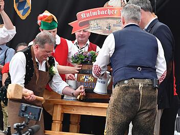 Mit einem gezielten Schlag zapft der OB das erste Fass an. Die Bierwoche 2018 ist eröffnet!Foto: Ronald Rinklef