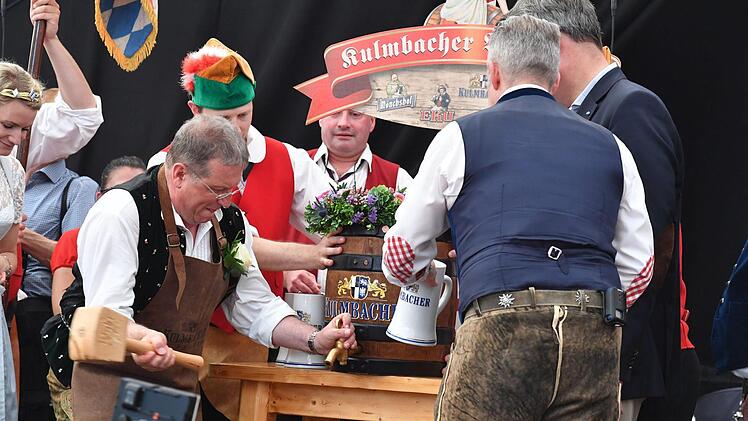 Mit einem gezielten Schlag zapft der OB das erste Fass an. Die Bierwoche 2018 ist eröffnet!Foto: Ronald Rinklef