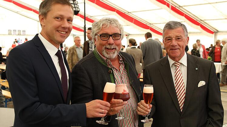 Ein "Schmankerl", einen Biercocktail servierte Christof Pilarzyk (Mitte) Bürgermeister Marco Steiner und Altbürgermeister und Ehrenbürger Gerhard Preß.Wolfgang Desombre
