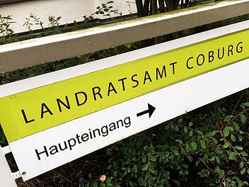 Wer sitzt künftig auf dem Chefsessel im Coburger Landratsamt? Diese Frage entscheidet sich frühestens bei der Wahl am Sonntag, 27. Januar - vielleicht aber auch erst zwei Wochen später bei einer möglichen Stichwahl. Foto: Jochen Berger