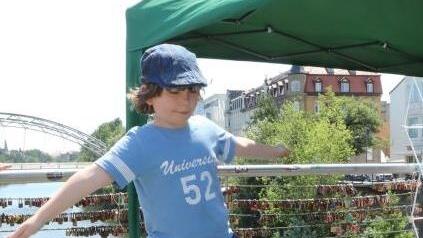 Balancieren auf der Slack-Line der Naturschutzjugend. Foto: Barbara Herbst