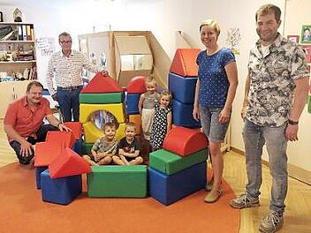 Über die neuen Schaumstoff-Bausteine freuen sich mit den Kindern (von links) Timo Stadelmann, Karl-Ernst Stöckert, Silke Weniger und Markus Stöckert. Foto: privat
