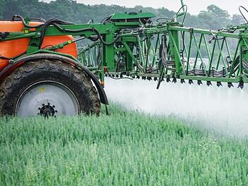 Wurde beim Thema Glyphosat eine rein ideologische und keine fachliche Entscheidung getroffen? Ja, meint BBV-Kreisobmann Wilfried L&ouml;winger. Foto: Archive