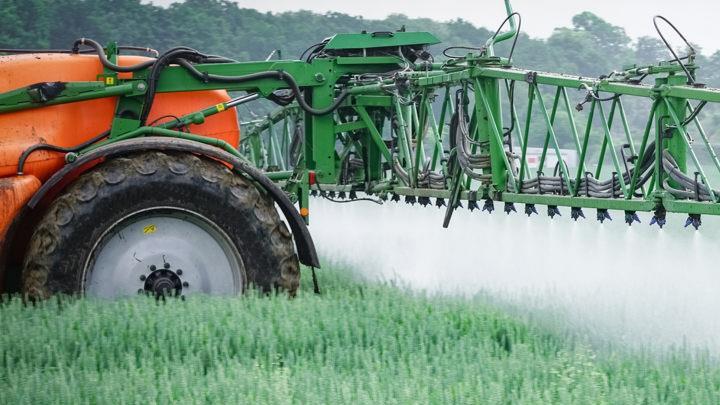 Wurde beim Thema Glyphosat eine rein ideologische und keine fachliche Entscheidung getroffen? Ja, meint BBV-Kreisobmann Wilfried L&ouml;winger. Foto: Archive