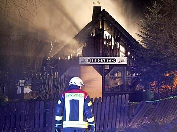 Das beliebte Ausflugsziel steht lichterloh in Flammen, Teile des Holzdachs stürzen ein.  Foto: News5/Fricke