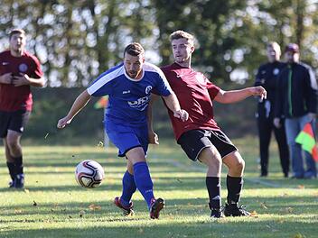 Nico Kessler (rechts) vom BSC Lauter schlenzt den Ball an Randy Diez (VfR Sulzthal) vorbei. Foto: Sebastian Schmitt