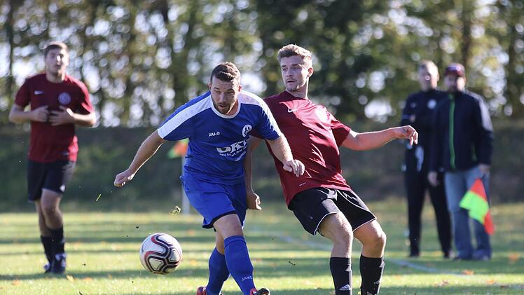 Nico Kessler (rechts) vom BSC Lauter schlenzt den Ball an Randy Diez (VfR Sulzthal) vorbei. Foto: Sebastian Schmitt