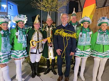 Das närrische Volk nimmt den Euerdorfer Bürgermeister Peter Bergel (4. von links) in Gewahrsam: Sandra Hesselbach, Antonia Hirnickel, Sebastian I. vom Rechenschieber, Matthias I. von der Hebebühne, Sitzungspräsident Dieter Diez, Leonie Reindl und ...