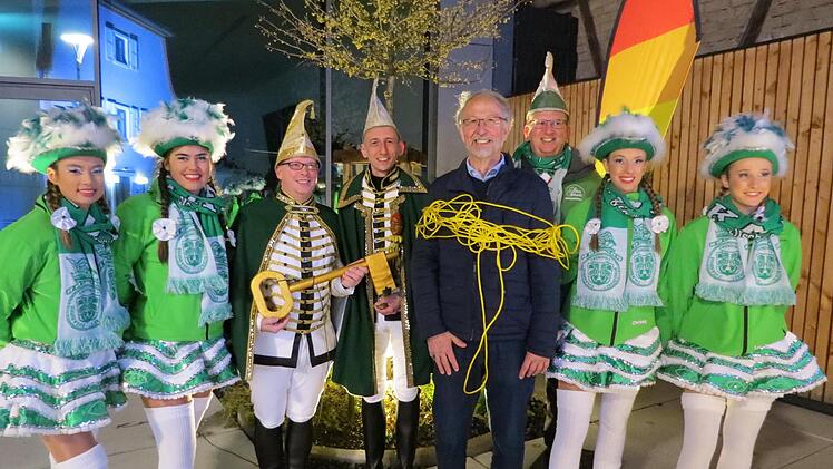 Das närrische Volk nimmt den Euerdorfer Bürgermeister Peter Bergel (4. von links) in Gewahrsam: Sandra Hesselbach, Antonia Hirnickel, Sebastian I. vom Rechenschieber, Matthias I. von der Hebebühne, Sitzungspräsident Dieter Diez, Leonie Reindl und ...
