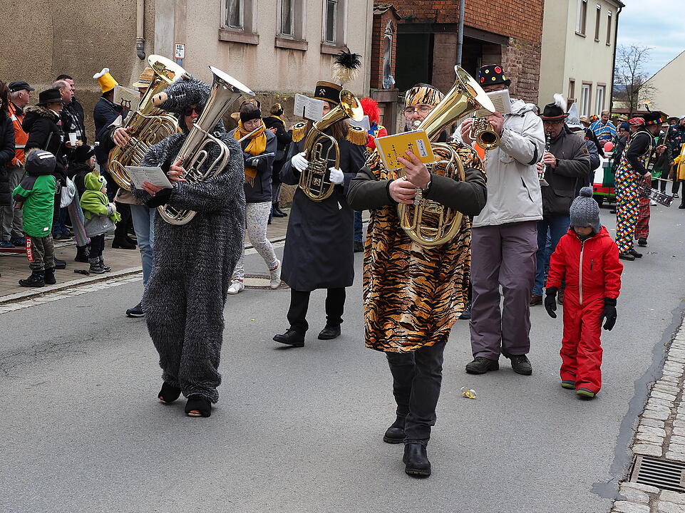 Mit vielen Fuß- und Musikgruppen