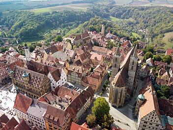 Luftaufnahme von Rothenburg ob der Tauber. Rothenburg ob der Tauber ist eine Stadt in der Region Franken in Bayern, Deutschland. Hochwertiges Foto. Eine alte deutsche Stadt. Steinhäuser. Rothenburg ob der Tauber aerial panoramic view. Rothenburg ob der Tauber is a city in the Franconia region of Bavaria, Germany. High quality photo. an ancient German city. stone houses