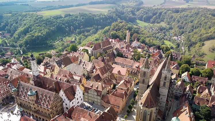 Luftaufnahme von Rothenburg ob der Tauber. Rothenburg ob der Tauber ist eine Stadt in der Region Franken in Bayern, Deutschland. Hochwertiges Foto. Eine alte deutsche Stadt. Steinhäuser. Rothenburg ob der Tauber aerial panoramic view. Rothenburg ob der Tauber is a city in the Franconia region of Bavaria, Germany. High quality photo. an ancient German city. stone houses