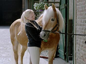 Christin Rexin (hier dargestellt von Alexandra Schiller) liebte Pferde. Sie wollte Pferdewirtin werden. Doch ihre Ausbildung f&uuml;hrt sie zur Familie ihrer sp&auml;teren M&ouml;rder.