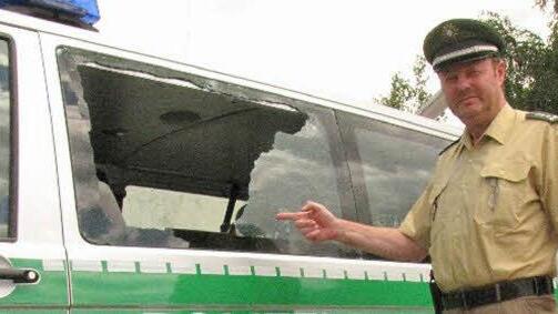 Der zerstörte Polizeibus. Fotos: Polizei Höchstadt