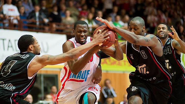 Durch die Mitte: Jimmy McKinney gegen MarQuez Haynes und Anthony King. Foto: Tobias Köpplinger