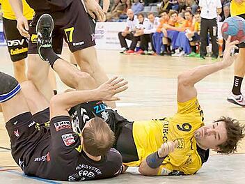 Unsanft gelandet: Nicht nur Kreisläufer Dominik Kelm (gelbes Trikot) erlitt eine Bruchlandung. Der HSC 2000 Coburg verlor sein zweites Saisonspiel und hat jetzt vier Punkte Rückstand auf den HSC Bad Neustadt.
