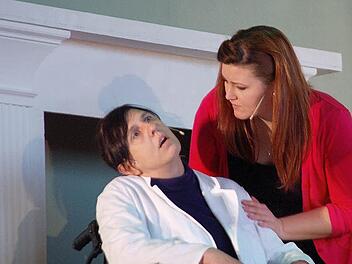 Viel Know-how müssen die Amateur-Schauspieler der Theatergruppe Ahorn mitbringen. Die Darstellerinnen Anja Fleischmann und Paulina Singer sind im Stück "Der Seelenbrecher" in der Psychiatrie eingeschlossen. Fotos: Gabi Arnold