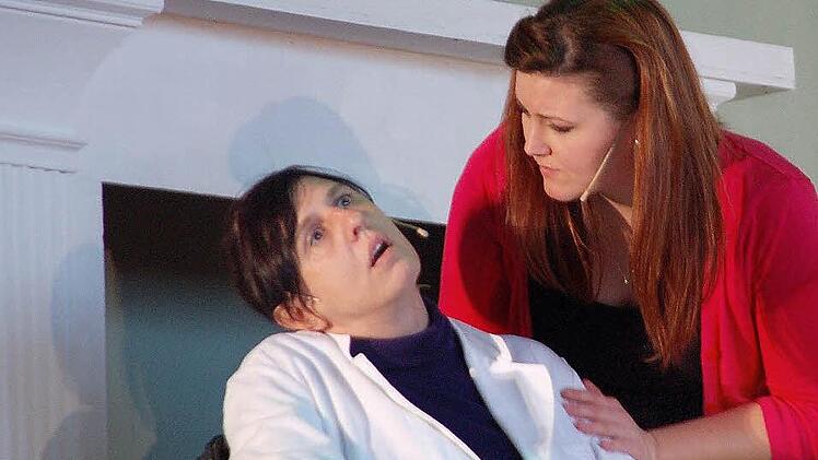 Viel Know-how müssen die Amateur-Schauspieler der Theatergruppe Ahorn mitbringen. Die Darstellerinnen Anja Fleischmann und Paulina Singer sind im Stück "Der Seelenbrecher" in der Psychiatrie eingeschlossen. Fotos: Gabi Arnold