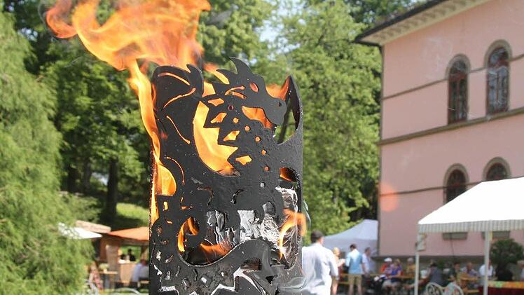 Fackeln, die mit Toilettenpapier brennen Foto: Sonja Adam