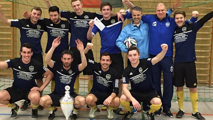 In letzter Sekunde zum Turniersieg: Ein Hammer von der Mittellinie durch Philipp Eismann bescherte dem TSV Kirchehrenbach den 3:2-Finalsieg gegen den SC Adelsdorf beim Franken-Bräzu-Cup.  Foto: TSV Kirchehrenbach