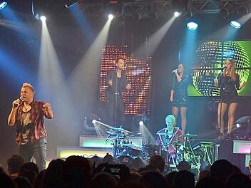 Zum Saisonabschluss am vergangenen Samstag gab es nochmal einen besonderen Party-Kracher in der Rhönfesthalle. Barbed Wire spielte zum dritten Mal in dieser Saison auf, unterhielt mit neuen Sängerinnen und einer beeindruckenden Lichtshow. Fotos: Kathrin Kupka-Hahn