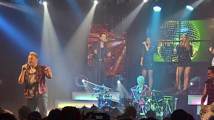 Zum Saisonabschluss am vergangenen Samstag gab es nochmal einen besonderen Party-Kracher in der Rhönfesthalle. Barbed Wire spielte zum dritten Mal in dieser Saison auf, unterhielt mit neuen Sängerinnen und einer beeindruckenden Lichtshow. Fotos: Kathrin Kupka-Hahn