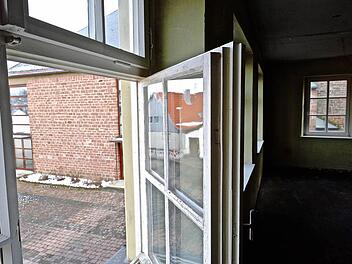 Auch die alten Holzfenster der alten Schule in Wittershausen werden ausgetauscht.  Foto: Gerd Schaar/ Archiv