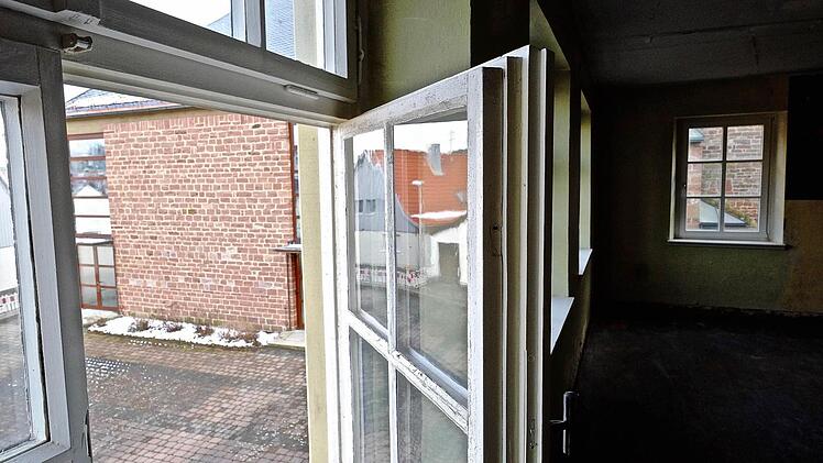 Auch die alten Holzfenster der alten Schule in Wittershausen werden ausgetauscht.  Foto: Gerd Schaar/ Archiv