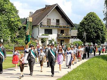 Beim farbenprächtigen Festzug durch Friedersdorf waren auch die Schützen des Patenvereins der SG 1629 Rothenkirchen mit dabei. Foto: eh