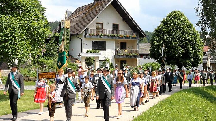 Beim farbenprächtigen Festzug durch Friedersdorf waren auch die Schützen des Patenvereins der SG 1629 Rothenkirchen mit dabei. Foto: eh