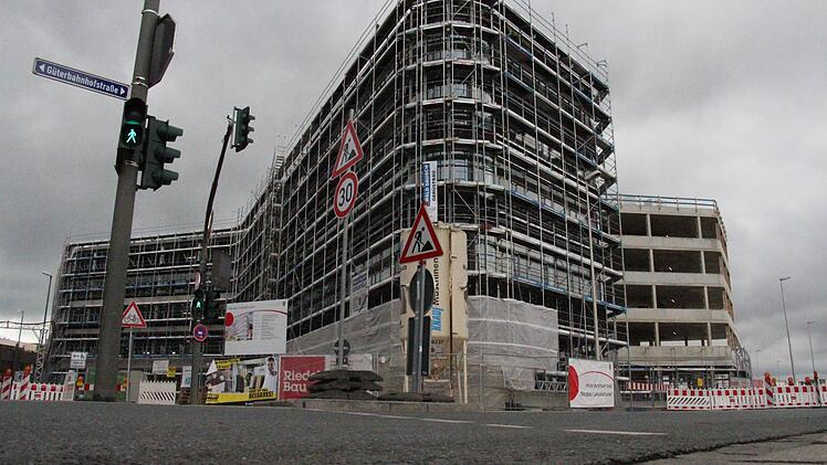 Das Atrium im Neubau des Landratsamts Erlangen-Höchstadt machte beim Richtfest Eindruck. Rund 40 Millionen Euro soll der Bau kosten. Foto: Christian Bauriedel